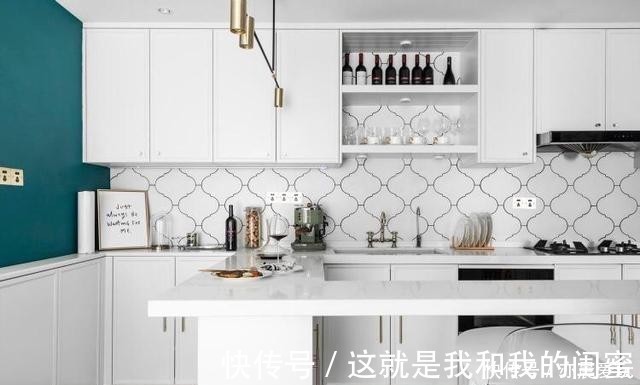 柜子|现代简约风的新房,轻奢大气,入户就被客厅背景墙迷住,漂亮极了