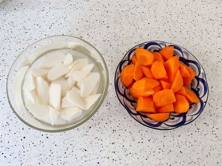 羊蝎子配上胡萝卜山药，强强联合，这做出的汤营养丰富，味道鲜美