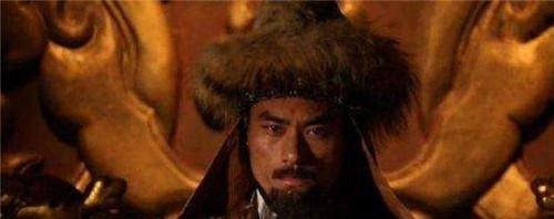 偷偷|皇帝偷偷在宰相官服上烧了个洞,许久后看到洞还在,立即给其升官