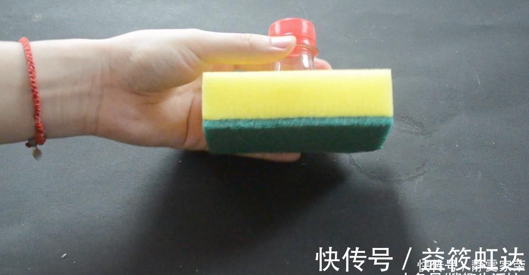 把塑料瓶粘在百洁布上, 放在厨房超实用, 解决了家家户户困扰的难题