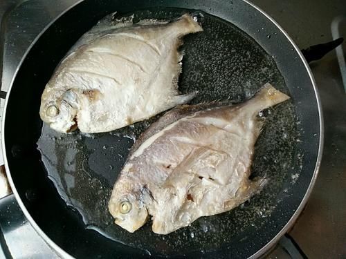 香煎小鲳鱼：别看这鱼不大点，但煎完的香味是真大