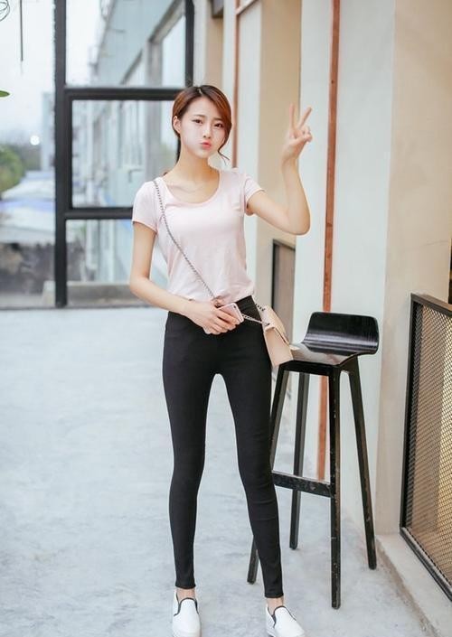 曲线|街拍丰盈摩登的紧身打底裤美女,展现完美的S型曲线,怎么看都喜欢