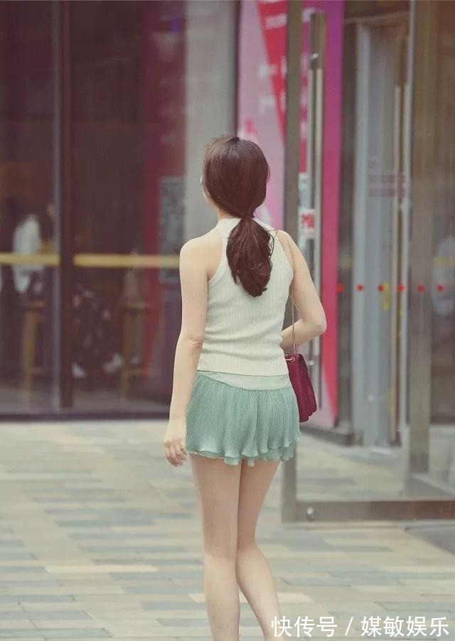 尖头 小姐姐搭配着一双黑色的尖头高跟鞋,走起路来看起来更加的成熟