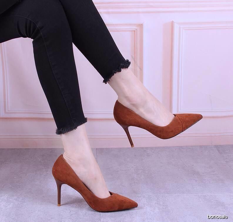 性感与高跟鞋的碰撞,流露出华丽的宫廷风范