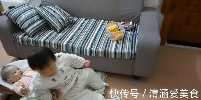 表弟|妈妈走开一会,姐姐就对弟弟“下狠手”,网友直呼:弟弟命真大