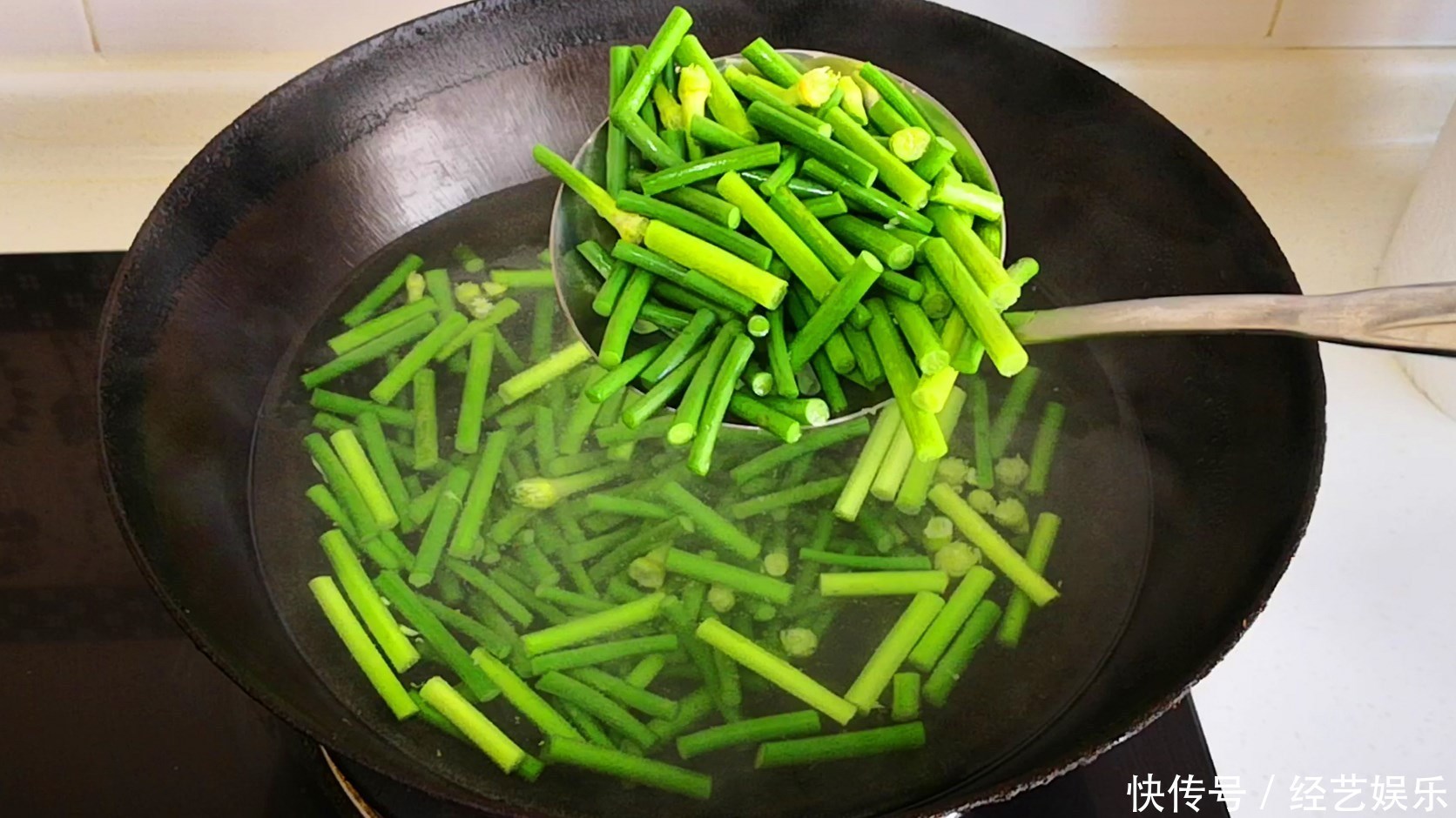 炒蒜苔,最忌切完直接炒,大厨教你一妙招,蒜苔又脆又绿、更入味