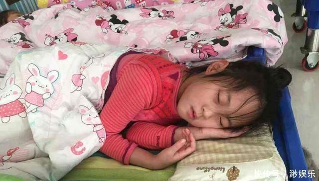 4岁女儿本无午睡习惯,老师却说娃午睡很乖,看到毛巾被宝妈心疼