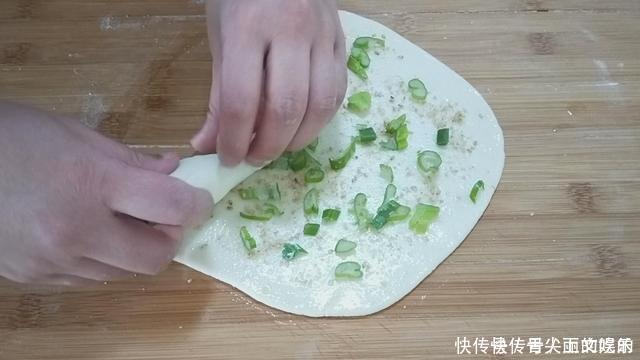 葱花饼这样做太香了,多加1种食材,外酥里软,凉了也不硬,解馋