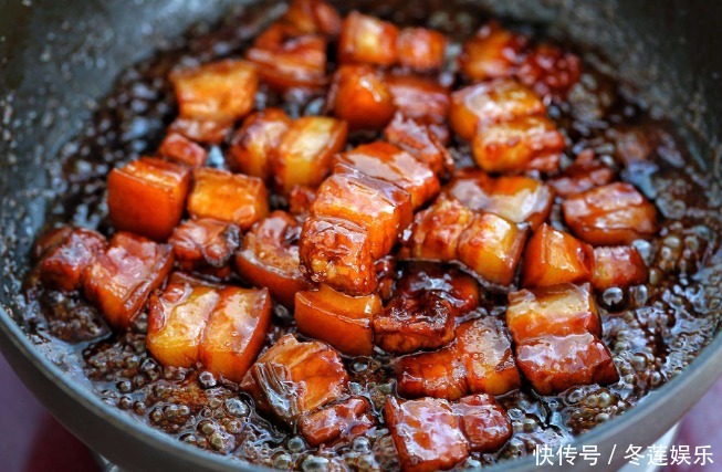 炒糖色时,用水好还是用油好?好多人都弄错了,难怪炒出来发苦