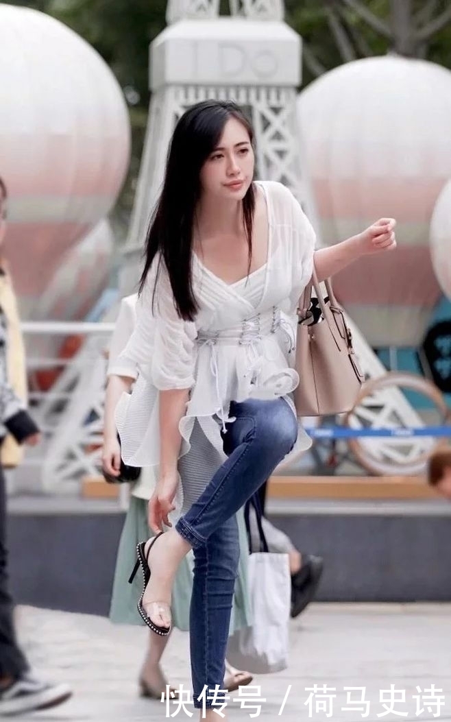 看上去|街拍:优雅的牛仔裤美女,穿吊带背心,小蛮腰看上去充满女人味!