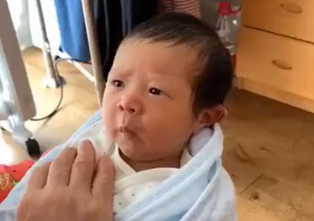 家长|刚出生的小婴儿四处打量,瞬间一笑暖化人心,网友:家庭没选错!