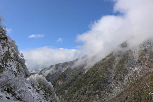 单人单车独闯夹金山 谁说两驱车不能挑战冰雪路