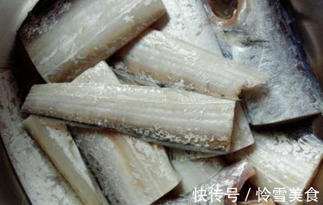 美味|炸带鱼,不要再挂面糊了,教你一招,炸出的带鱼更酥脆美味