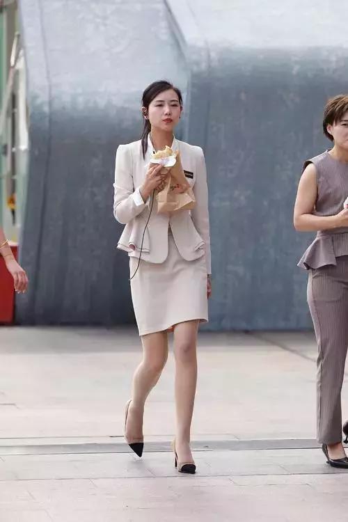 牛仔|街拍小姐姐黑色露肩上衣搭配一条紧致的牛仔短裤,很有少女范