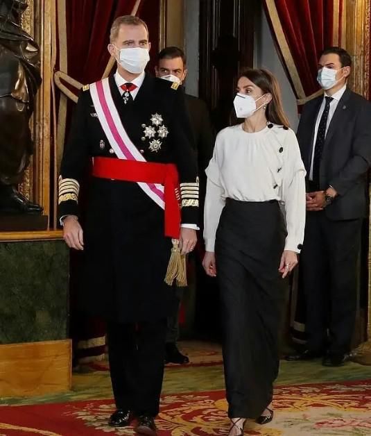 西班牙王后真时髦！碎花裙搭高跟鞋不落俗套，气场比同框男士还强