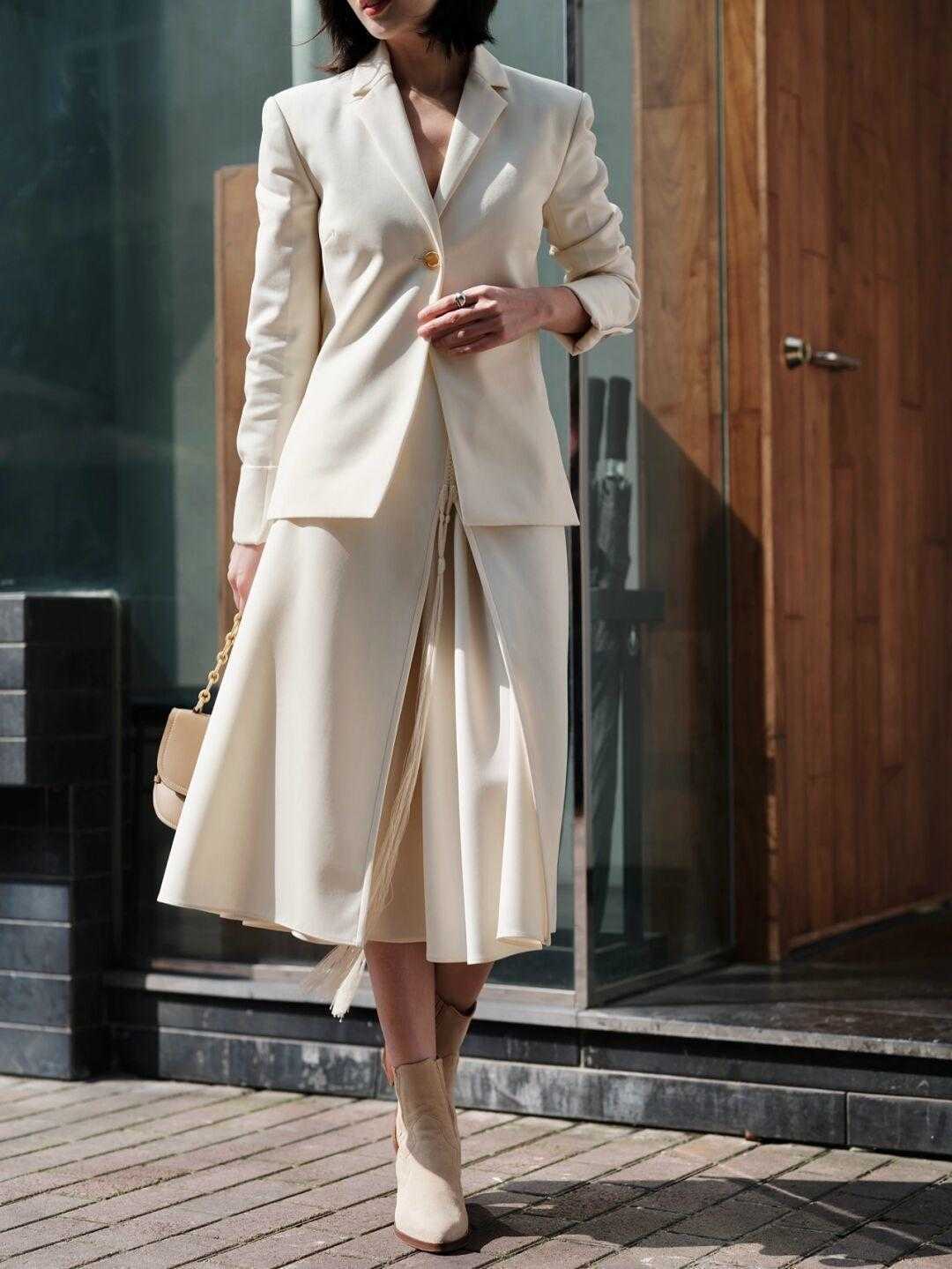 搭配|别再用西装配九分裤了!今年流行搭配小裙子,干练利落又不失温柔