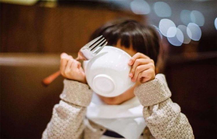 龋齿|孩子因嘴臭遭同学嫌弃，检查后取出这东西，亲妈都嫌臭