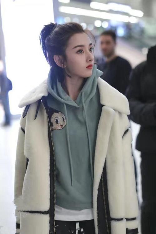 宋祖儿|小姐姐终于像21岁了，阿童木卫衣配绒大衣，穿出日系少女范