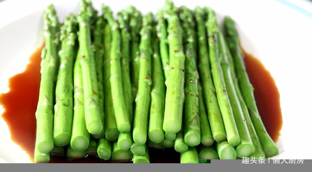 教你芦笋最简单的做法,一煮一淋两步搞定,口感脆嫩,营养不流失