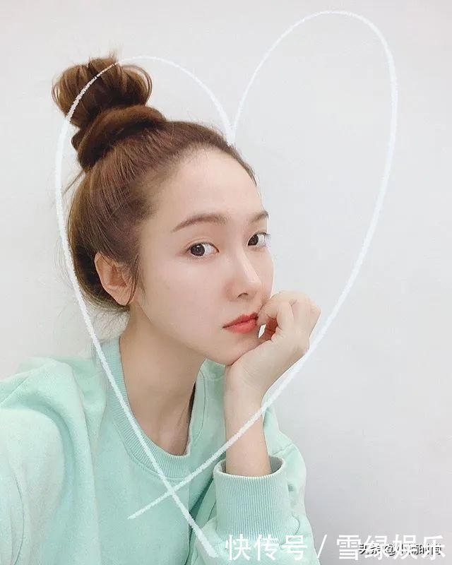 春夏必备丸子头绑法,不扯头皮、发量少也绑出蓬松包包头