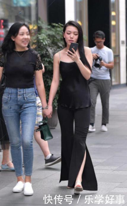 穿上黑色露肩连衣裙，漂亮美眉也能韵味十足，艳压群芳