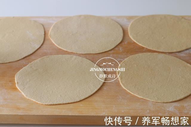 面食|先蒸后烙,外酥脆里松软,自从学会面粉此做法,孩子连面包都戒了