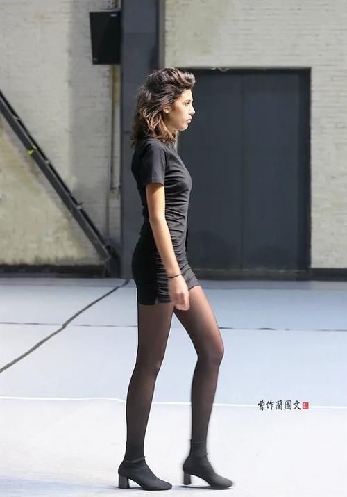 越穿越有门道的黑丝美女，眼神迷离吸引人