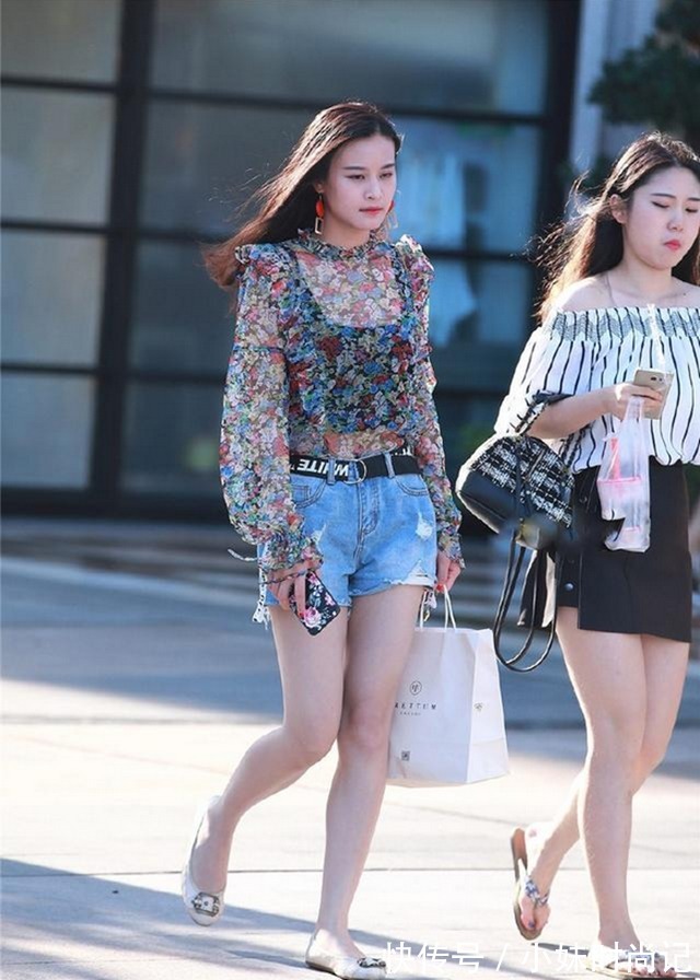 时尚 街拍路人,大城市的年轻人穿搭时尚大气,个个都透露出女神气质