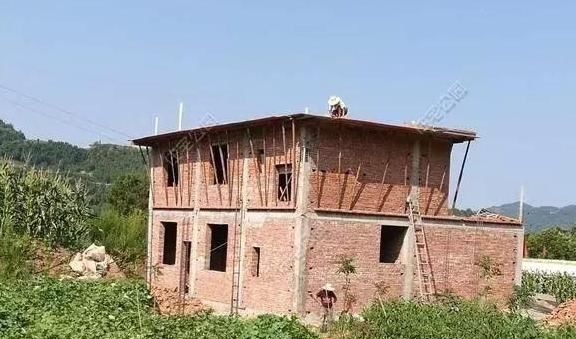 别墅|农村小伙竟花34万在人烟稀少的地方建别墅，为了啥？