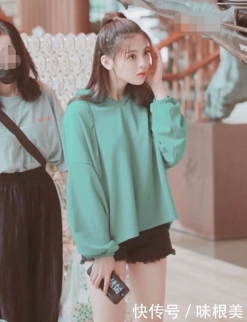 杨超越也是没谁了,双腿P得太过分,却意外被膝盖给暴露了