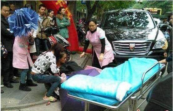 女大学生上厕所都能生孩子,为何我们生孩子就这么难看完就明白