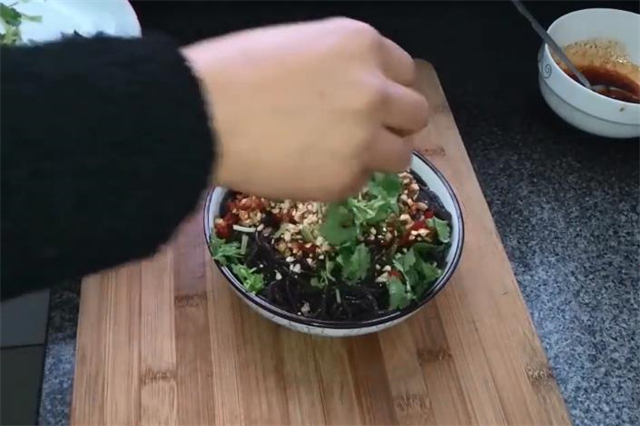 饭店的酸辣蕨根粉为什么做的那么好吃?其实做法很简单