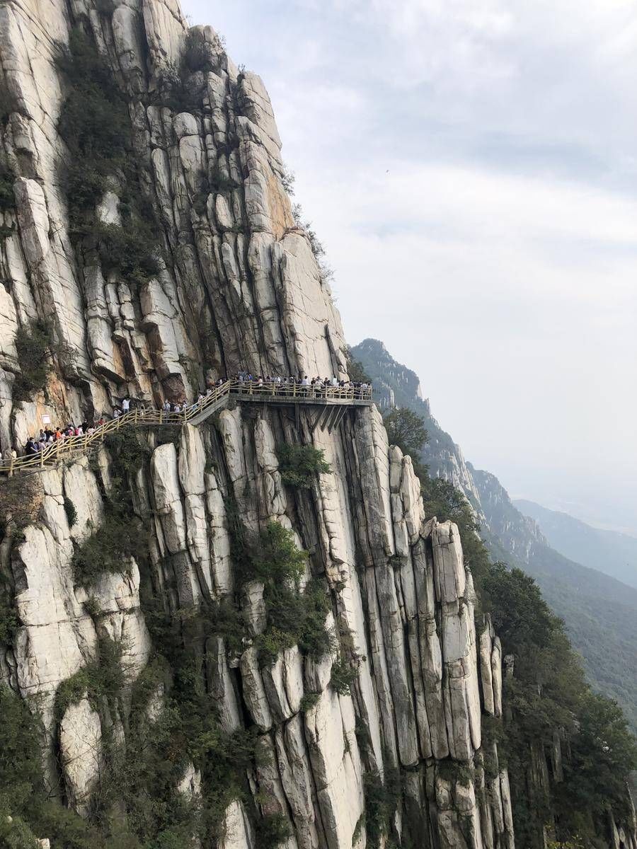 我国最古老的山之一，位于天地之中，山下一寺因武功驰名中外