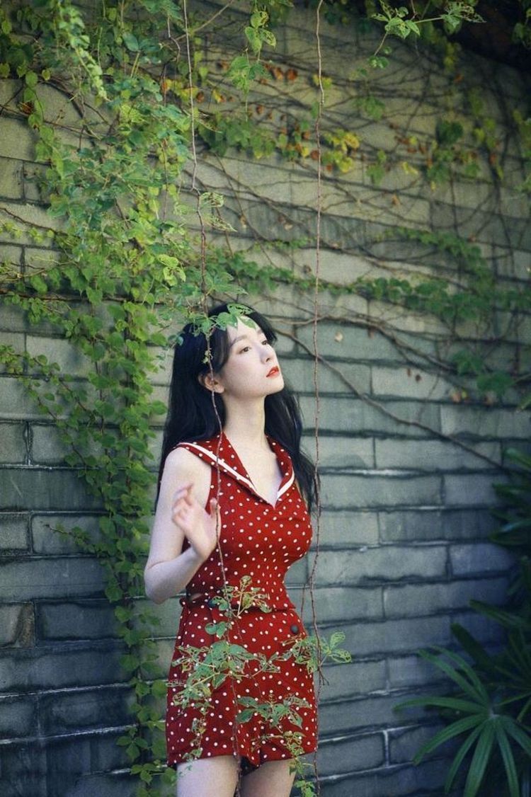 张檬|街拍:时尚靓丽的小姐姐,绿色修身连衣裙穿搭,时尚又