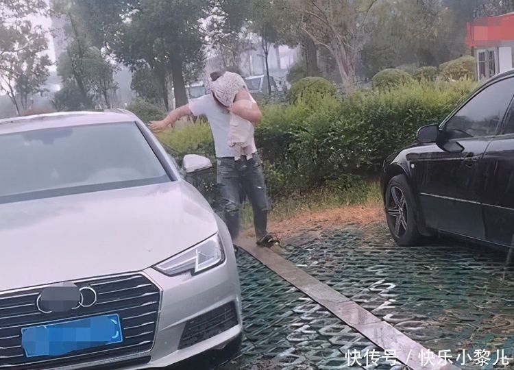 孩子|“不靠谱奶爸”走红，拿女儿当雨伞，女儿：承受这年纪不该承受的