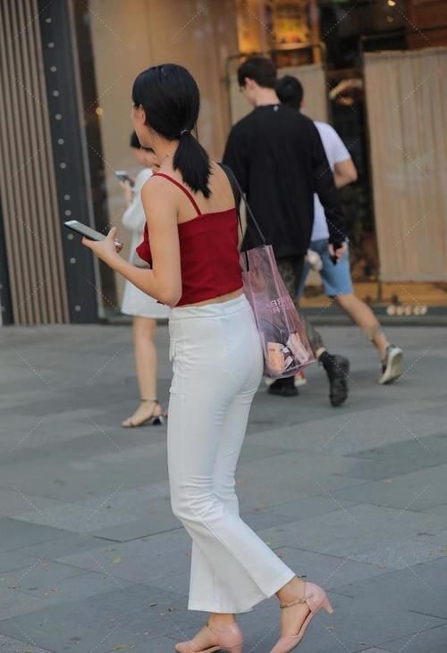 喇叭裤加短款背心,红与白的相撞,展现优雅高贵