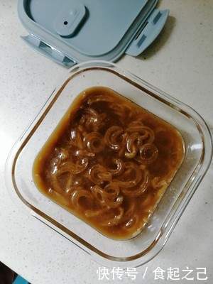 东北名菜—肉皮冻,调制醋蒜汁一口一个,老少皆宜