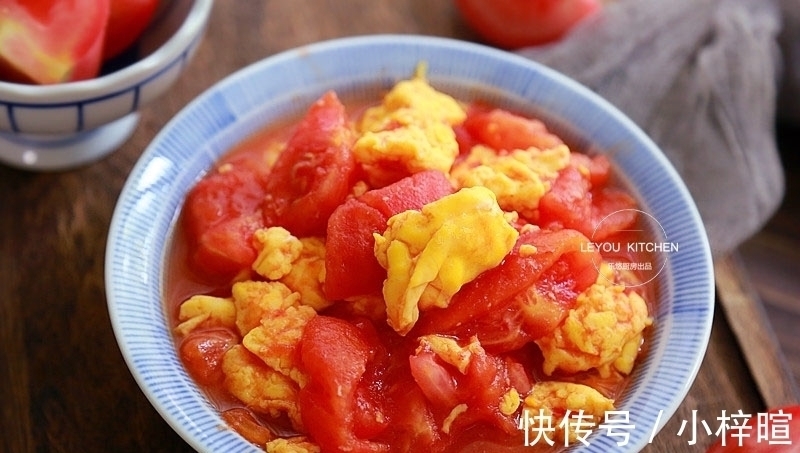 西红柿炒鸡蛋新做法,没放一滴油,用水炒蛋,口感滑嫩,热量更低