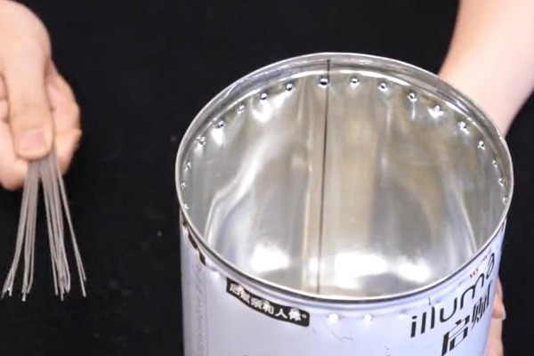 奶粉罐不要扔，在上面打几个孔放房间里，全家人都抢着用，太棒了