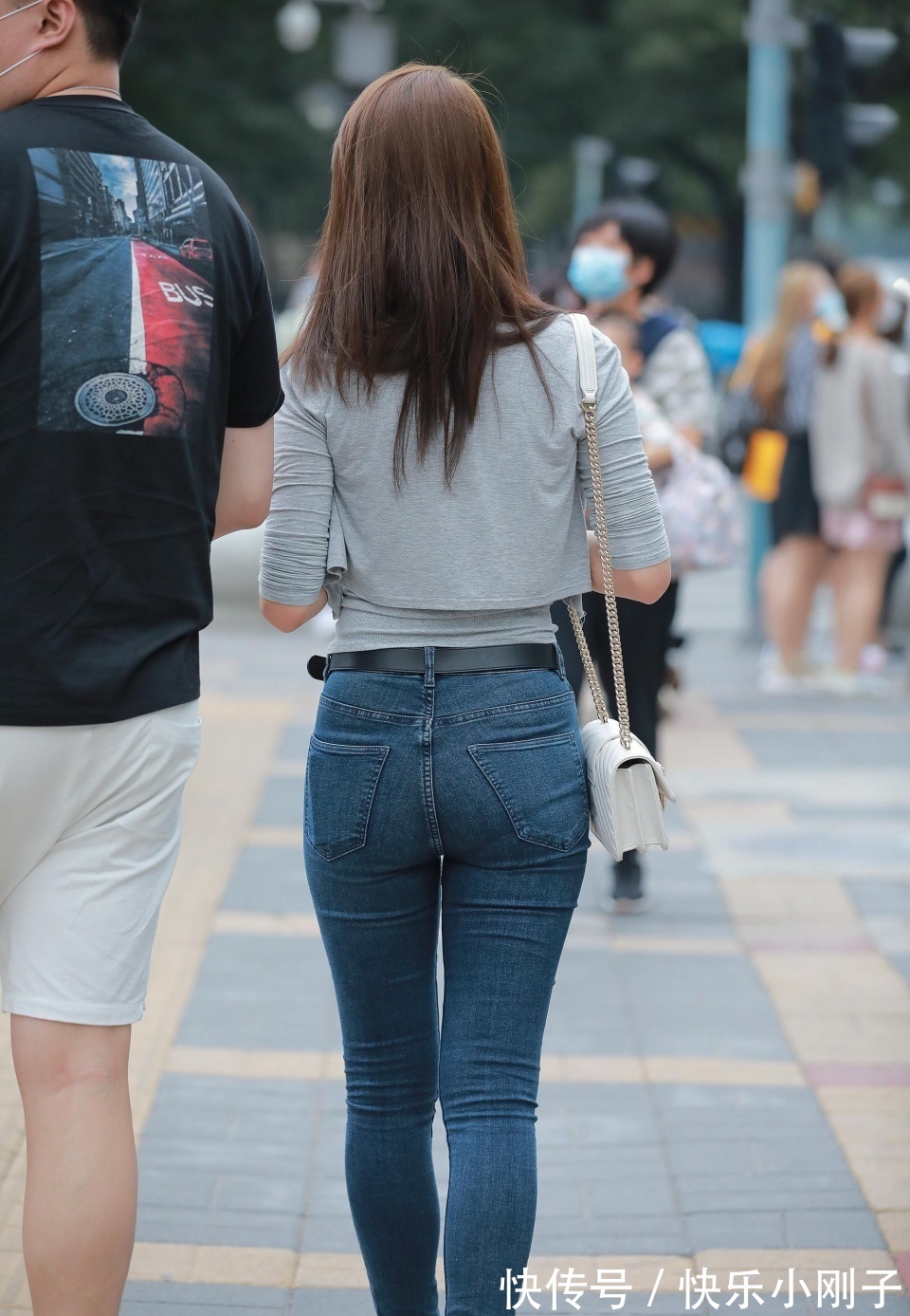 小姐姐|小姐姐身穿灰色的上衣和外套,搭配蓝色紧身牛仔裤,走在街上很时尚