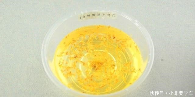 纱窗脏了别拆洗，清洗纱窗方法，喷一喷污垢自己掉下来，超实用！