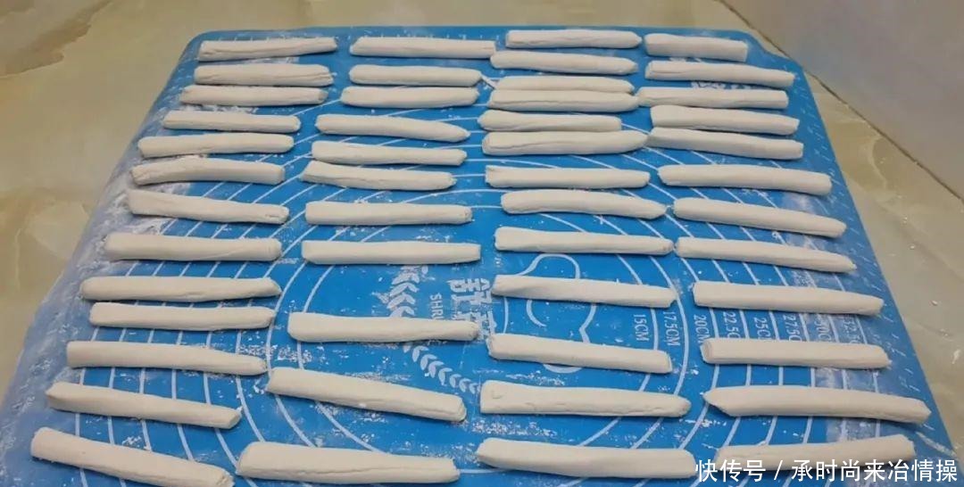 小油条|糯米粉这样做才好吃,开水一烫,个个焦脆又香酥,比麻花油条好吃