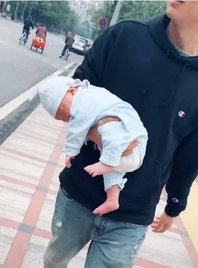 姿势|“淡定奶爸”街上抱孩子走红,旁边阿姨眼神亮了这是亲生的