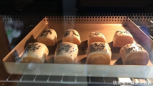手抓饼的新吃法,包上红薯,一卷一切一烤,美味小甜点做好了