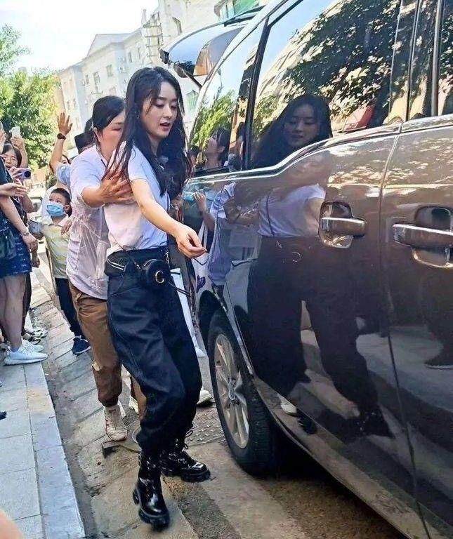 中餐厅|赵丽颖又被刷屏了？当妈妈以后脸真的会发光哦 谁会相信她33岁了