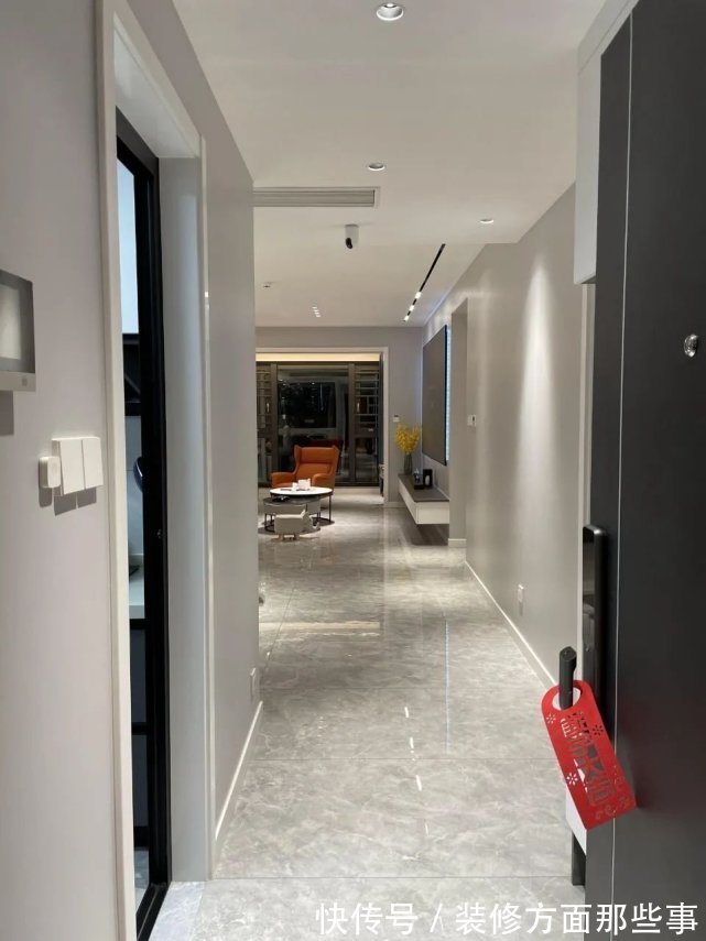 灯光|104平四口之家,客厅激光投影太过瘾,整柜的手办太壮观