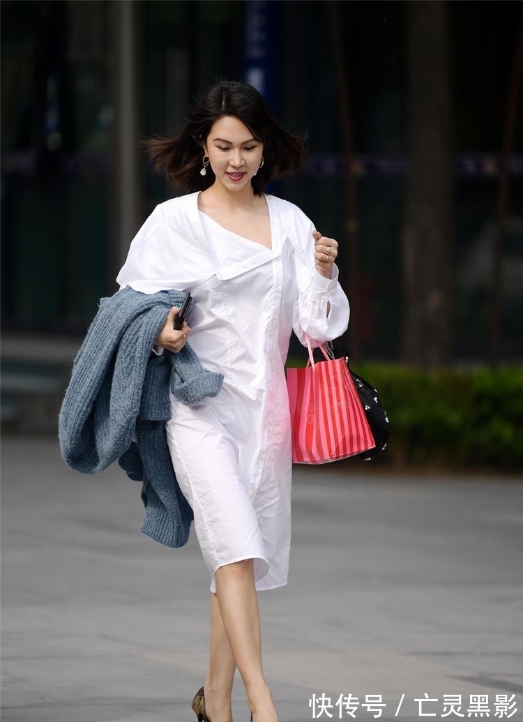 坡跟|美女粉色的连衣裙搭配一双坡跟的高跟鞋，走路平稳，简约时尚