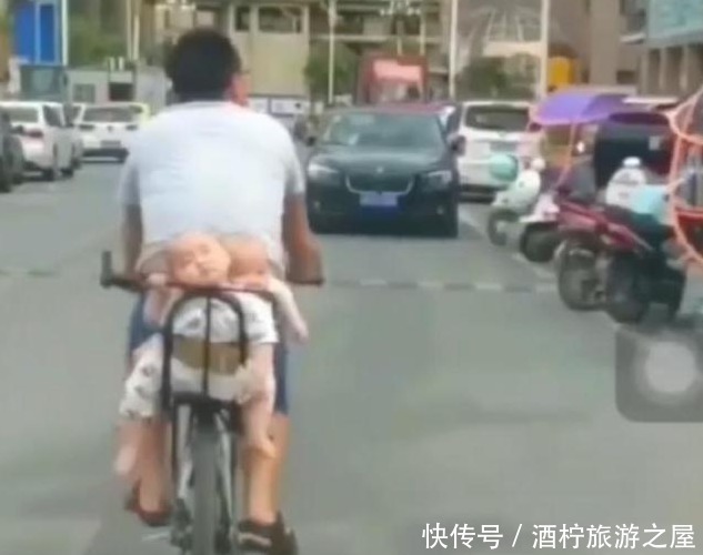 活着|爸爸骑自行车带双胞胎,宝宝们在后座打瞌睡,妈妈笑称活着就好