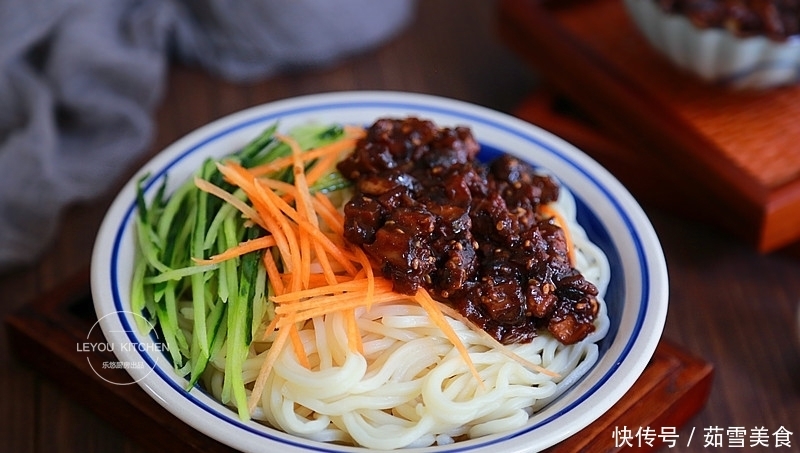 4道炸酱面做法,做些炸酱放冰箱,下班到家煮好面条,就能开饭