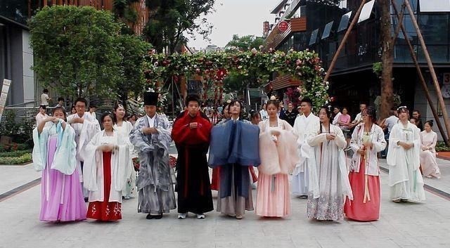 可可@汉服娘到小摊上买东西,老板“衣服很好看,就是长得不好看!”